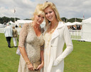 Barones Jacqueline Van Zuylen (l) met haar dochter Allegra tijdens een internationale polowedstrijd in Great Windsor Park in Engeland.