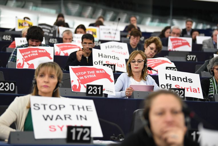 Sommige parlementsleden protesteerden tegen de Franse interventie in Syrië afgelopen weekend. Beeld EPA