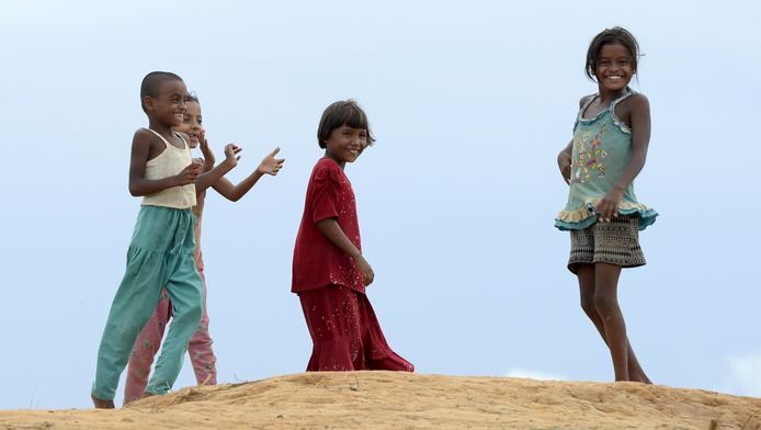 Rohingya-kinderen spelen en lachen samen in een vluchtelingenkamp in Ukhia.