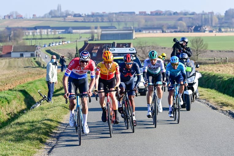 Mathieu van der Poel (links) neemt de kopgroep op sleeptouw op de Trieu. Beeld Photo News