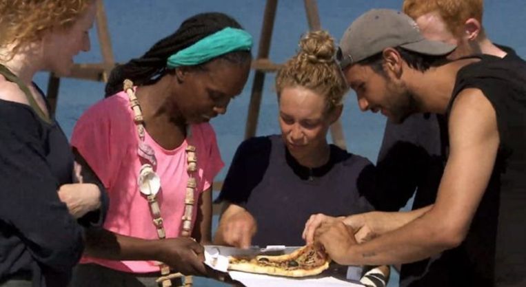 Deelnemers aan Expeditie Robinson mochten wel een pizza delen, maar geen brownies. Beeld RTL4