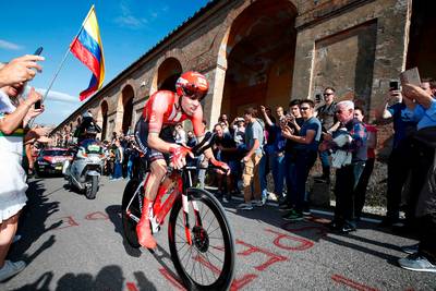 Roze voor Roglic, tik voor Dumoulin in lastige proloog