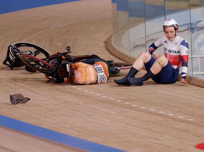Laurine van Riessen en Katy Marchant na de crash.