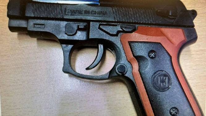 Agenten richten taser op jongen die ‘vuurwapen’ in trui had verstopt