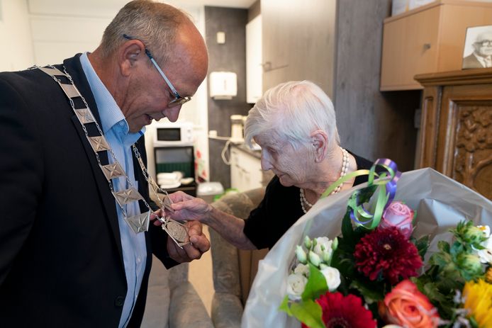 De 100-jarige mevrouw Kuijs van-Opzeeland voelde even aan de ketting van locoburgemeester Kees van Bokhoven.