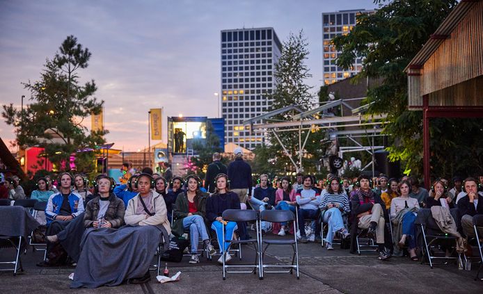 Het is onrustig in het  M4H-gebied achter de Lee Towers in West. Verschillende creatieve ondernemers in het oude havengebied in Rotterdam-West hebben te horen gekregen dat ze moeten vertrekken.