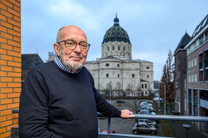 Vroeger moest Jan Bedaf er een stukje voor fietsen, sinds vorig jaar kan hij vanaf zijn balkon zijn geliefde basiliek aanschouwen.