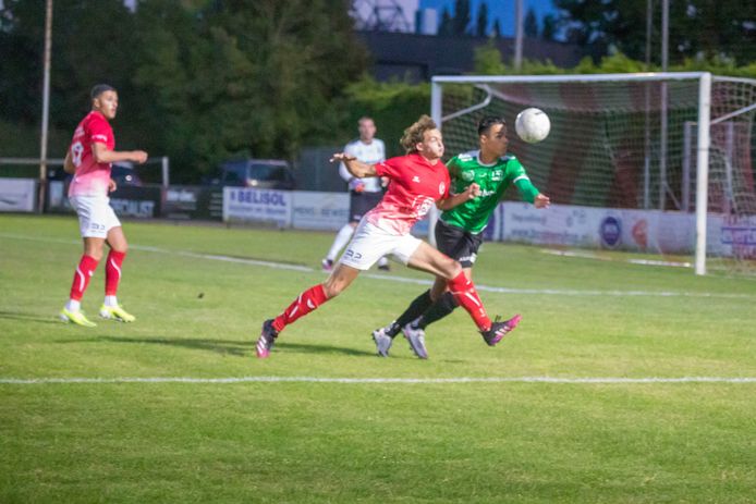 Sylvio Hage in duel met een speler van Dovo.