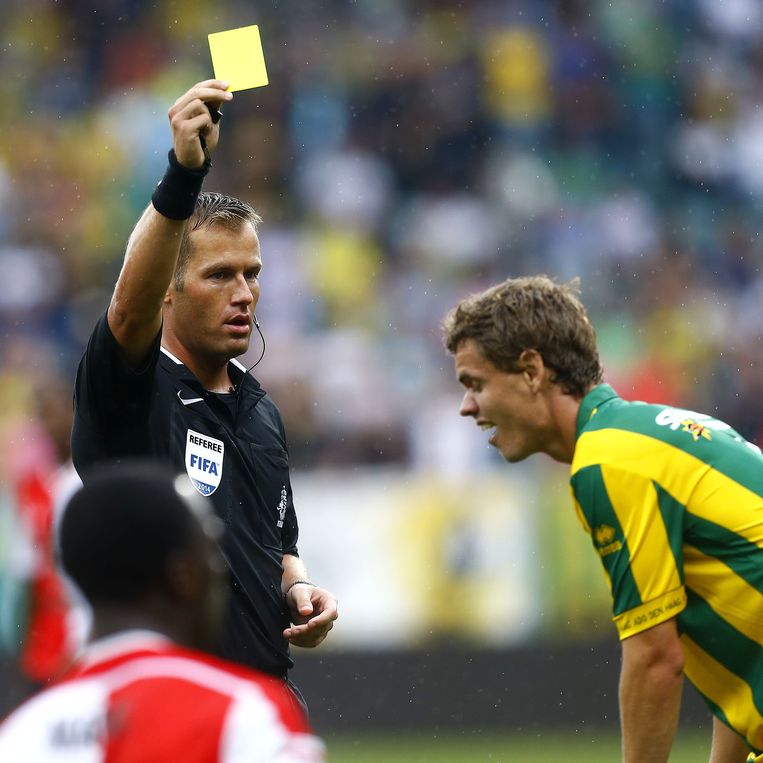 Aantal gele kaarten in Eredivisie gedaald De Volkskrant