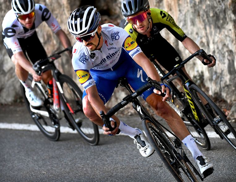 Julian Alaphilippe voorop in de finale van de tweede etappe, die hij zou winnen voor zijn medevluchters Adam Yates (rechts) en Marc Hirschi (links). Beeld Klaas Jan van der Weij