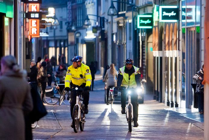 De politie surveilleert in de Lange Bisschopstraat.