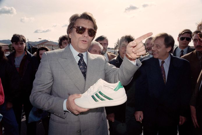 Tapie was tussen 1990 en 1993 eigenaar van het sportbedrijf Adidas.