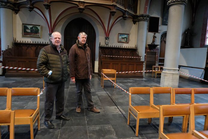 Raf scheers en Martin Mollemans van de kerkraad in de Sint-Niklaaskerk.