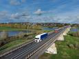 Voor de Rijnbrug bij Rhenen was net op tijd geld gereserveerd. Dat geld blijft beschikbaar.