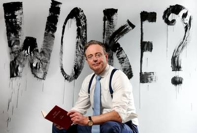 EXCLUSIEF INTERVIEW. Bart De Wever waarschuwt voor “woke-waanzin” in nieuw boek: “Feminisme is iets anders dan het afbreken van de mannelijkheid”