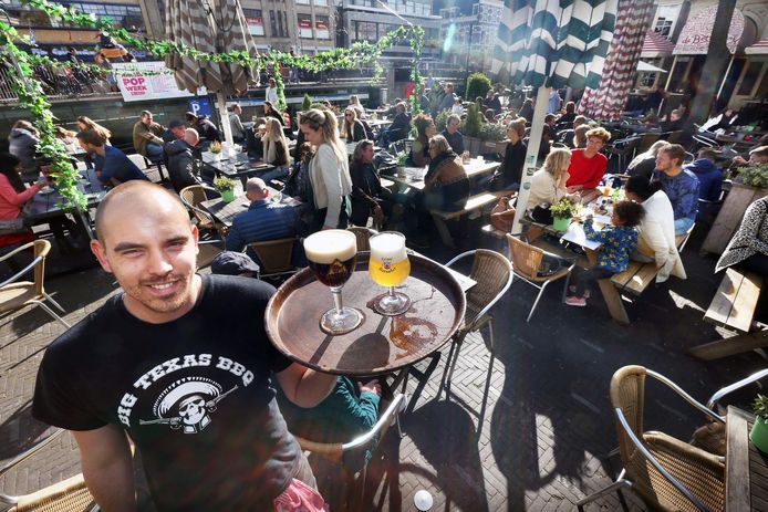 De terrassen gaan vanaf 1 juni weer open. Maar zo dicht op elkaar zullen we niet meer zitten.