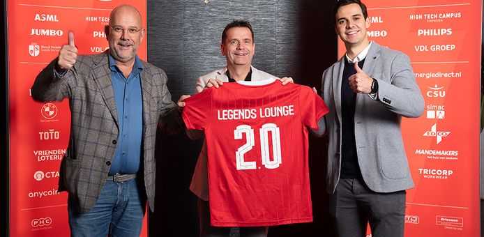 Eigenaar Frank van Gool met zijn zoon Mick en commercieel directeur Frans Janssen van PSV.