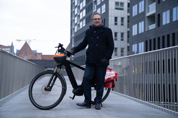 Schepen Koen Kennis bij de nieuwe helling aan de Parkbrug die het Eilandje en Park Spoor Noord verbindt.