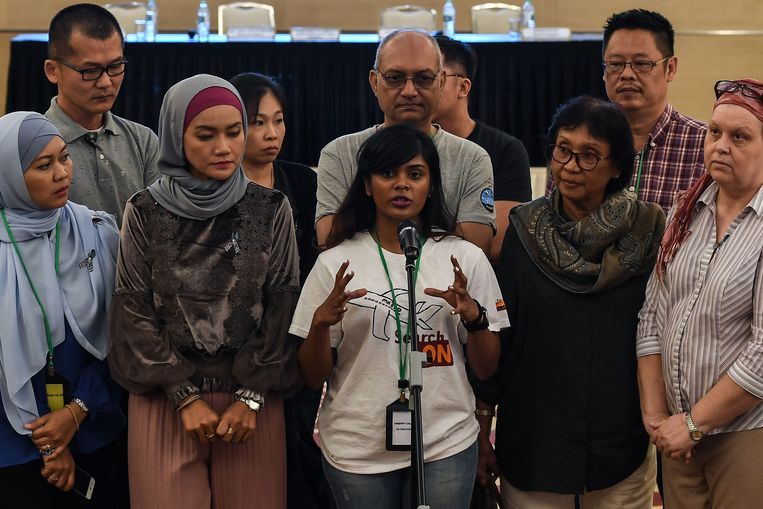 Grace Subathirai Nathan, dochter van de vermiste passagier Anne Daisy, spreekt op een persconferentie na de presentatie van de resultaten van het onderzoek naar vlucht MH370. Beeld AFP