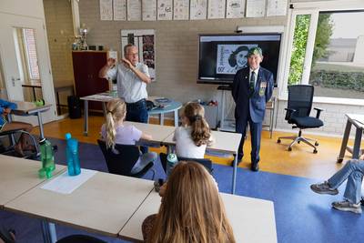 ‘Herdenken doet mij ieder jaar nog heel veel’, veteraan Ger (83) al jaren in estafette langs basissc