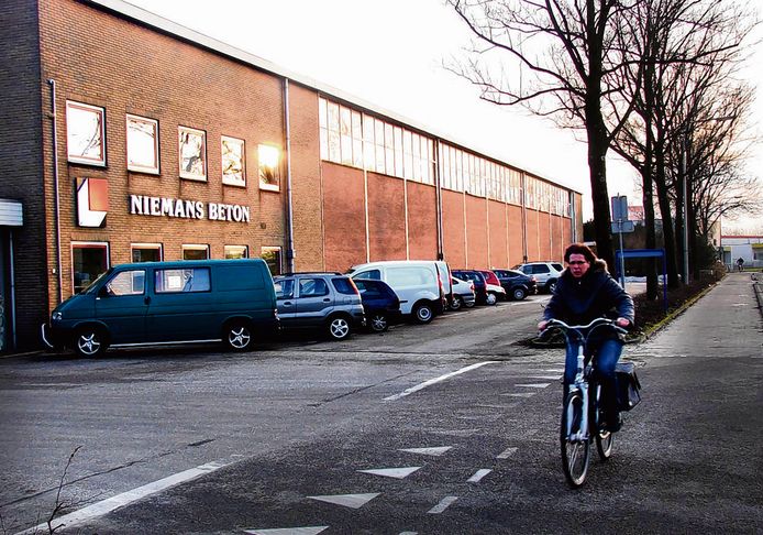 Het bedrijfspand van Niemans aan de Stuartweg in Vianen voordat het enkele jaren geleden werd gesloopt.
