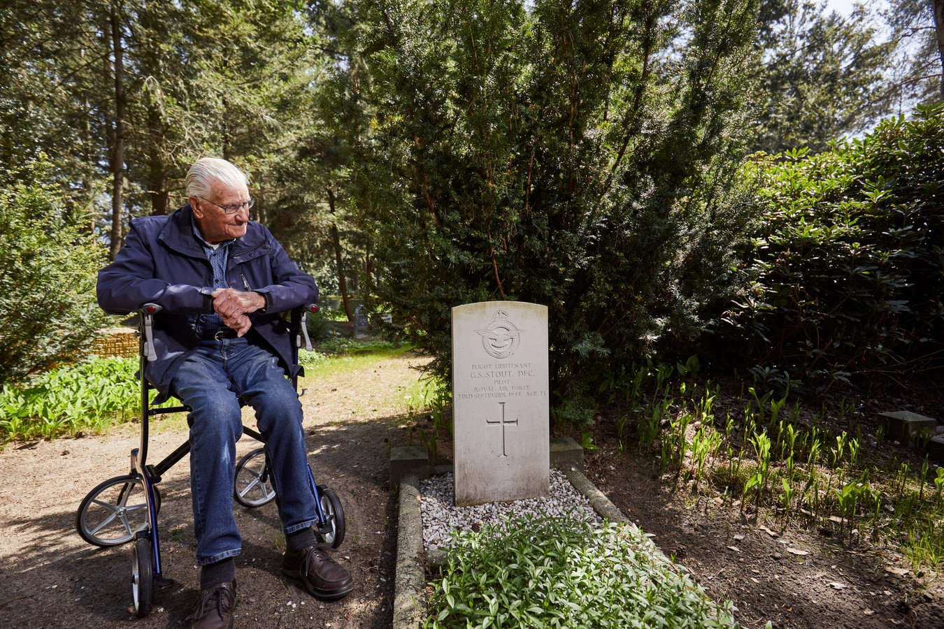 Als 16 Jarige Vond Gerard 94 Uit Lochem Een Dode Engelse Piloot ‘mijn Ogen Bleven Het Toestel 