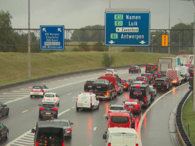 Code geel: hevige regenbuien veroorzaken ellende op de weg, blikseminslag in Gent Sint-Pieters