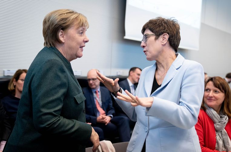 Annegret Kramp-Karrenbauer (r) in gesprek met Angela Merkel. Beeld Kay Nietfeld/dpa