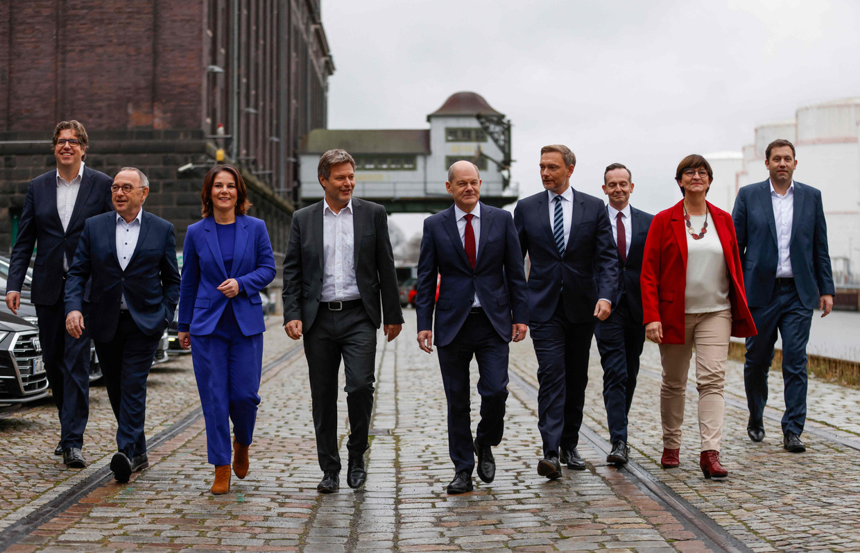 De regeringsleden maken zich op voor een familiefoto in Berlijn. In het midden, met rode das, aantredend bondskanselier Olaf Scholz Beeld AFP