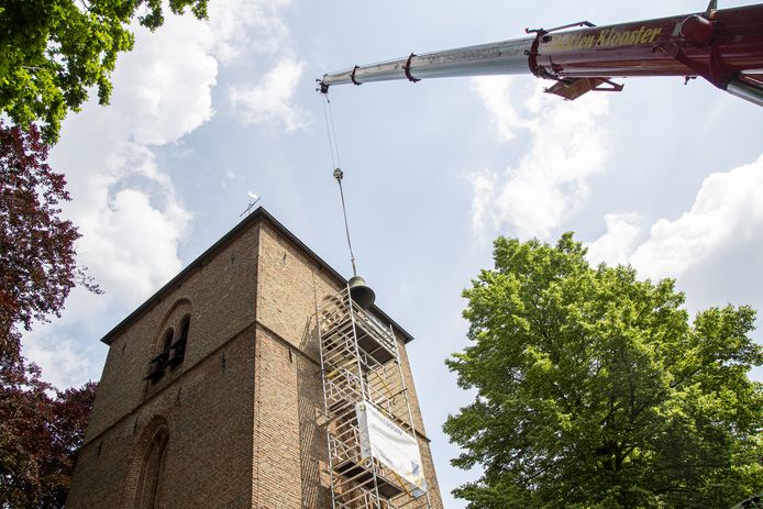Voorzichtig werden op 10 juni de drie klokken van 'n Oalen Griezen uit de toren getakeld. Vier maanden later, op 18 oktober, zijn ze terug in Hellendoorn en beieren dan als vanouds in de dorpskom.