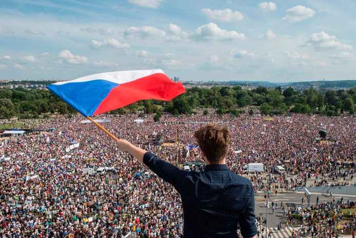 Een man zwaait met de Tsjechische vlag in wat ‘de grootste demonstratie sinds de omwenteling’ (1989) wordt genoemd.