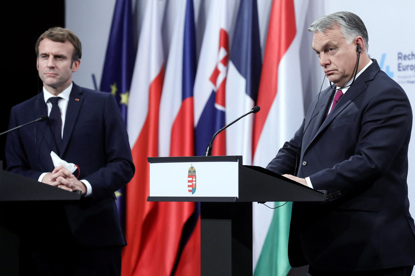 Le président de la République, Emmanuel Macron et Viktor Orban, premier ministre de Hongrie lors de la conférence de presse conjointe avec les Chefs de Délégation du Sommet du groupe de Visegrad, Budapest, Hongrie, le 13 décembre 2021.
