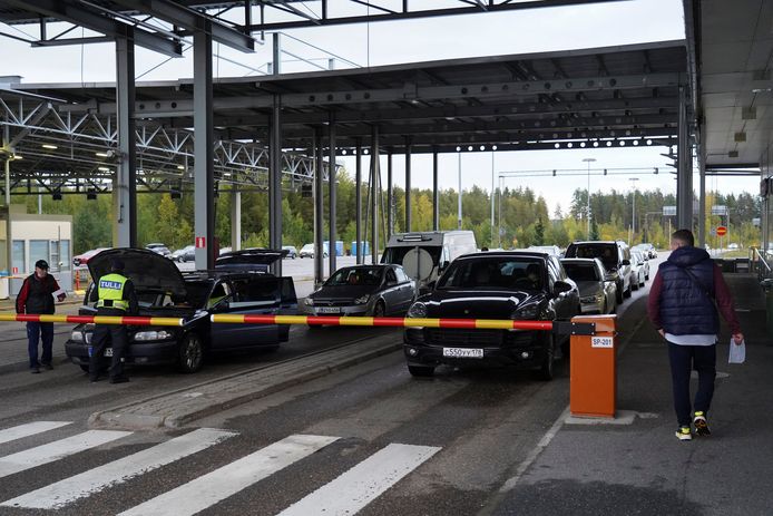 Russen staan in de file om de grens met Finland over te steken aan grenspost Vaalimaa.