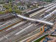 Aanleg van passerelle in Zwolle gaat snel, treinen en bussen rijden weer na ‘enorme precisieklus’ 