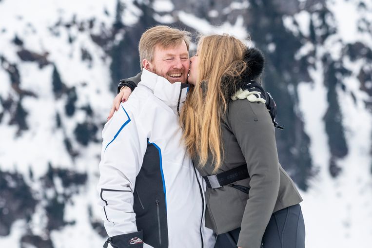 Vader en dochter poseren als koning en troonopvolger vaak samen, en met een puber en een notoir plagerige vader kan dat wel eens fout gaan. Zo ging het niet tijdens dit moment in Lech, toen Amalia haar liefde voor haar vader even heel duidelijk maakte, februari 2020. Beeld Brunopress/Patrick van Emst