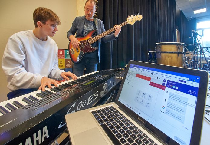 Paul van der Heijden is met  leerling Noud van der Leest op het Titus Brandsmacollege bezig met een muziekproject waarbij ze samen met een school in de VS via internet liedjes maken. Ze zijn hiervoor genomineerd voor een onderwijsprijs.