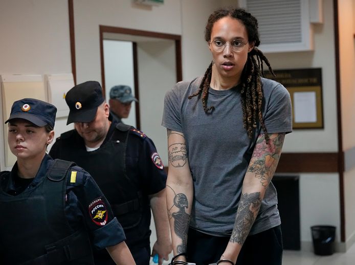 WNBA-ster en tweevoudig olympisch kampioene Brittney Griner tijdens een hoorzitting afgelopen zomer in een rechtbank in Rusland.