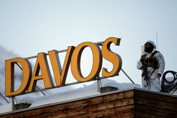 2.500 CEO's, toppolitici, intellectuelen en journalisten verzamelen in het Zwitserse skioord Davos voor het World Economic Forum. Met zoveel schoon volk bij elkaar, is een strenge bewaking vereist.