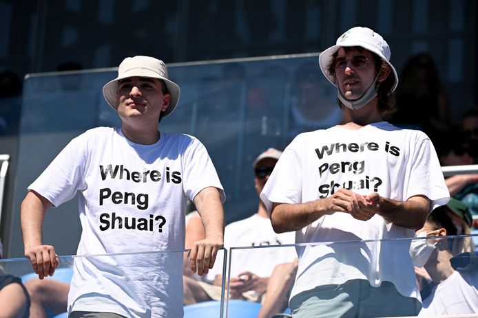 Toeschouwers in Melbourne vragen aandacht voor Peng Shuai.