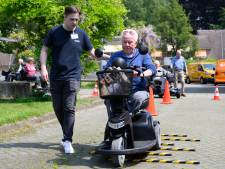 Lesje op de scootmobiel in Borne: Ineens remmen? Doe je handen omhoog!