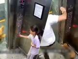 Jong meisje wordt plots aangevallen door hondje in de lift