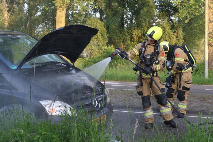 De brandweer sloot tijdelijk de Keulsebaan af om een oververhit motorblok te blussen.