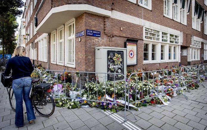 20 september 2019: mensen leggen bloemen bij het kantoor van de doodgeschoten advocaat Derk Wiersum in Amsterdam.