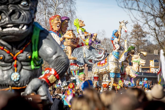 Carnavalswagens met enorm veel lawaai: er moet in Tubbergen een einde aan komen. Burgemeester Jon Hermans zegt dat er volgend jaar gehandhaafd gaat worden (archieffoto).