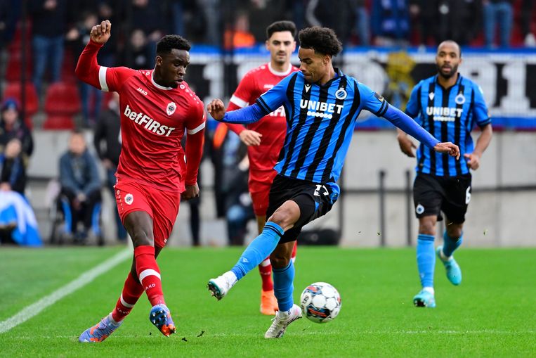 Mandela Keita (links) laat zich meteen gelden tegenover Tajon Buchanan en Club Brugge. Beeld Photo News