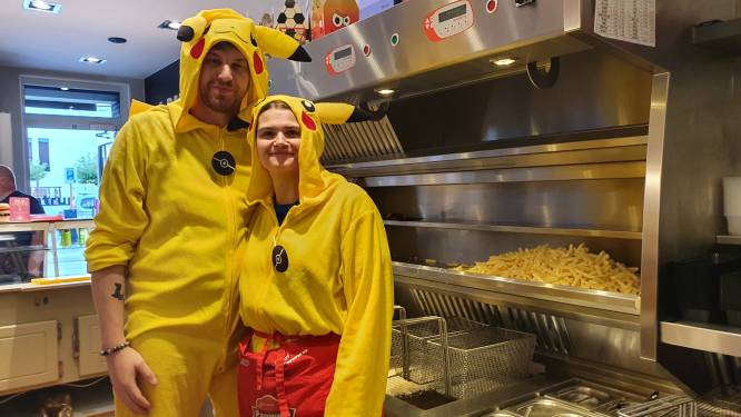 Kelly (37) en Yves (38) kruipen weekend lang als Pikachu achter de frietketel van hun frituur La Palma: “We wilden eens lekker onnozel doen, zo zijn we”