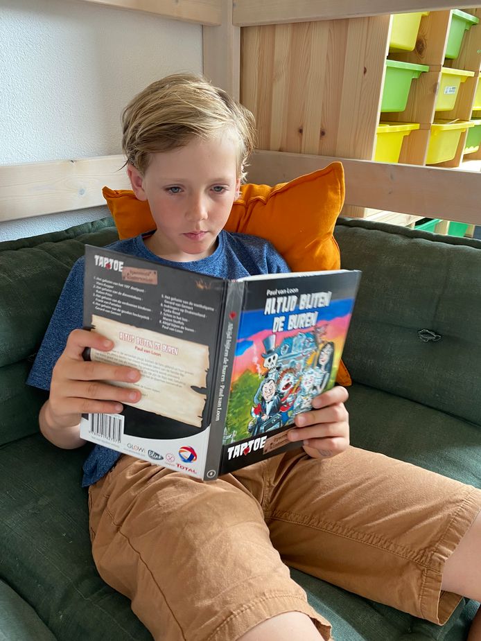 Rowin Marinussen met boek