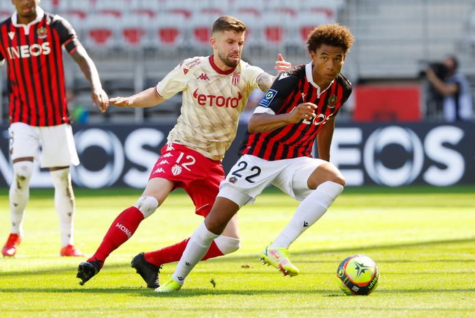 Calvin Stengs (r) in actie namens OGC Nice tegen AS Monaco.