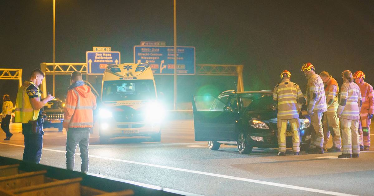 A12 afgesloten na ongeval tussen personenwagens: vermoedelijke veroorzaker valt op bij weggebruikers.