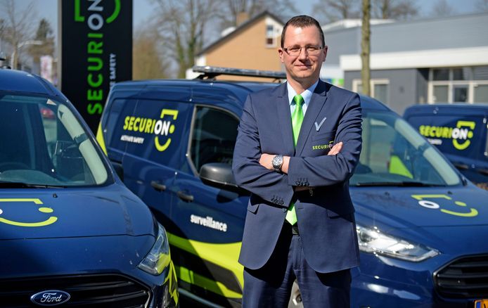 Beveiliger Tom Essink. „Boven de magische grens van 38 graden komen ze het pand niet in.”